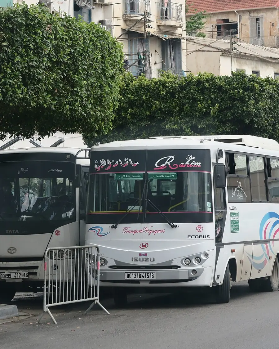 Les minibus dans une rue d’Alger.