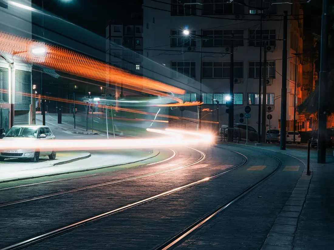 Le tramway de Constantine la nuit, en pose longue : des traînées de lumière.